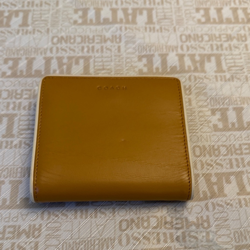 Coach Compact leather Wallet💛PRICE FIRM